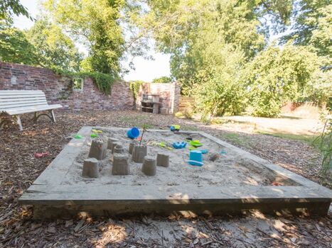 Ein Sandkasten ist auch vorhanden