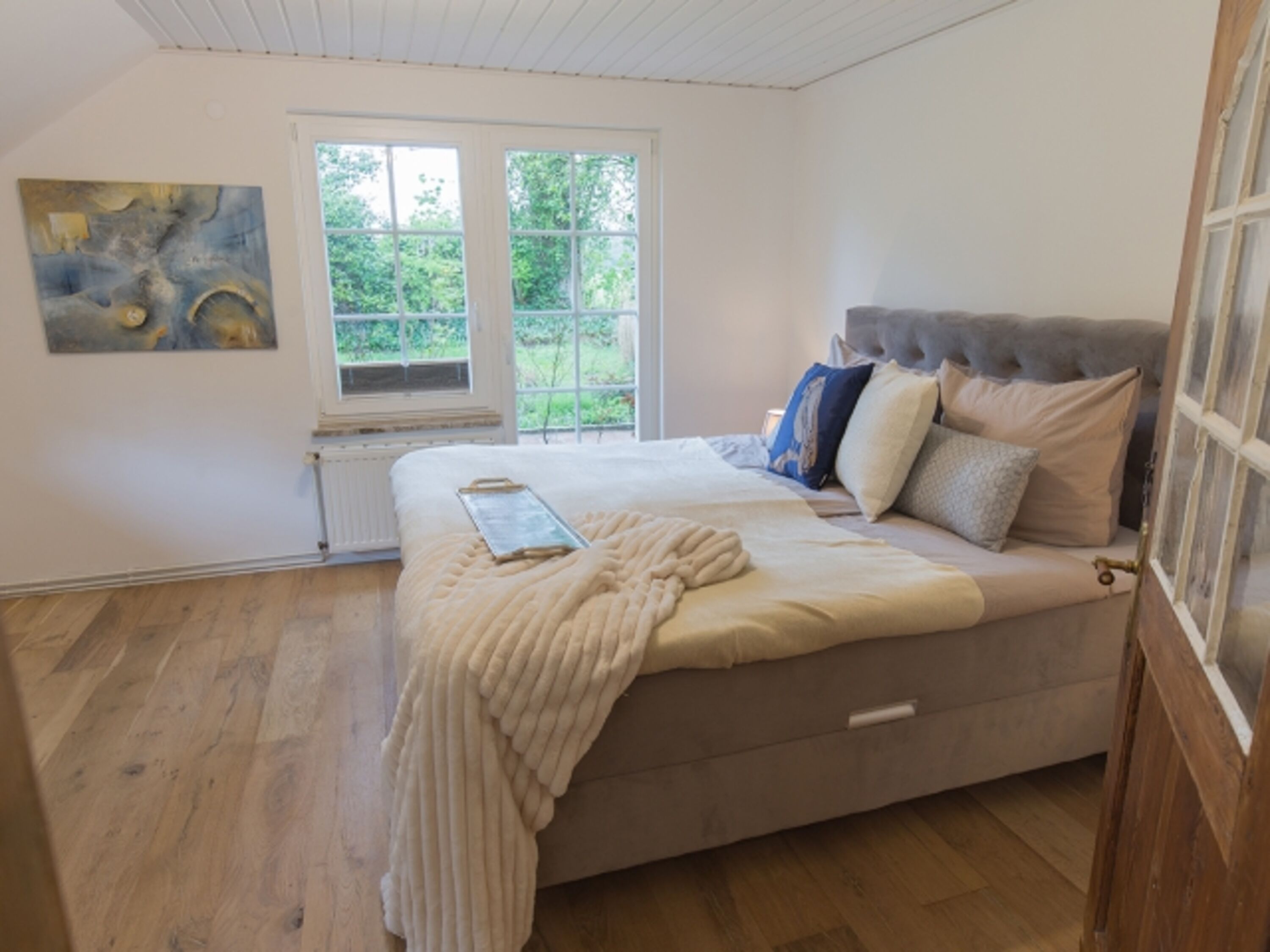 Schlafraum unten mit Boxspringbett 180x200