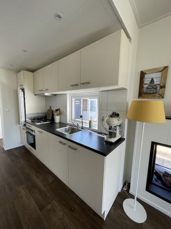 Die Küche mit Geschirrspüler, 4 Flammen Herd und Backofen/Mikrowelle 