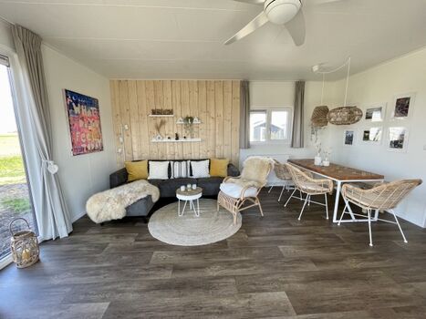 Wohnzimmer mit Esstisch- genießen Sie den Blick in den Garten und auf Polder