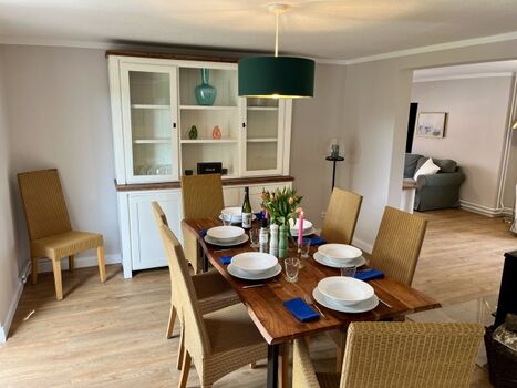 Lichtdurchflutetes Esszimmer