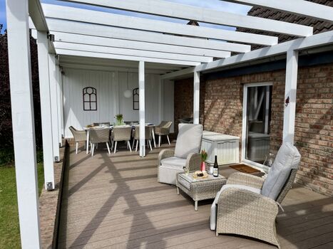 Riesige Sonnenterrasse mit viel Platz zum Sonnen und Entspannen