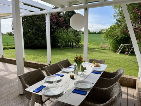 ... und überdachtem Essbereich