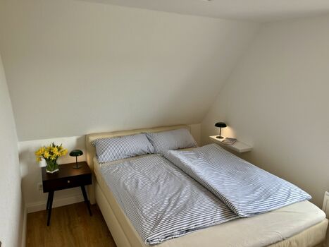 Zweites Schlafzimmer mit gemütlichem Boxspringbett