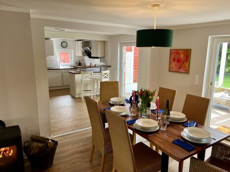 ...direkt neben der modernen Küche