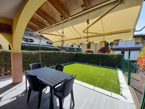 Die Terrasse mit dem umzäunten Garten