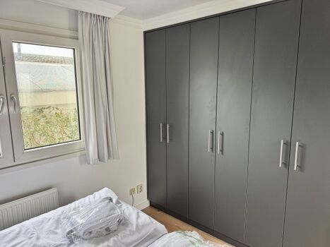 Der neue Schrank bietet jede Menge Stauraum