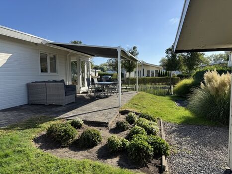 großes sonniges Grundstück mit Überdachung