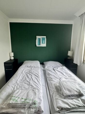 Frisch renoviertes Schlafzimmer mit Doppelbett