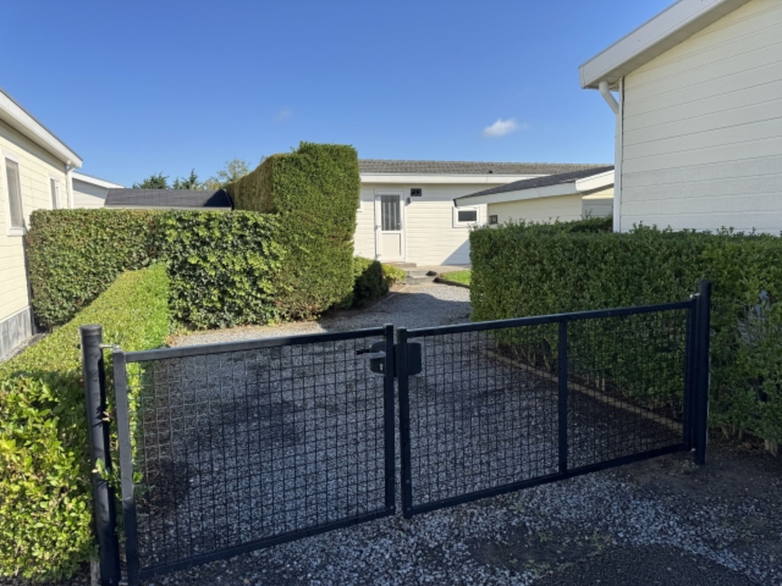 mit eigenem Parkplatz - ebenfalls eingezäunt