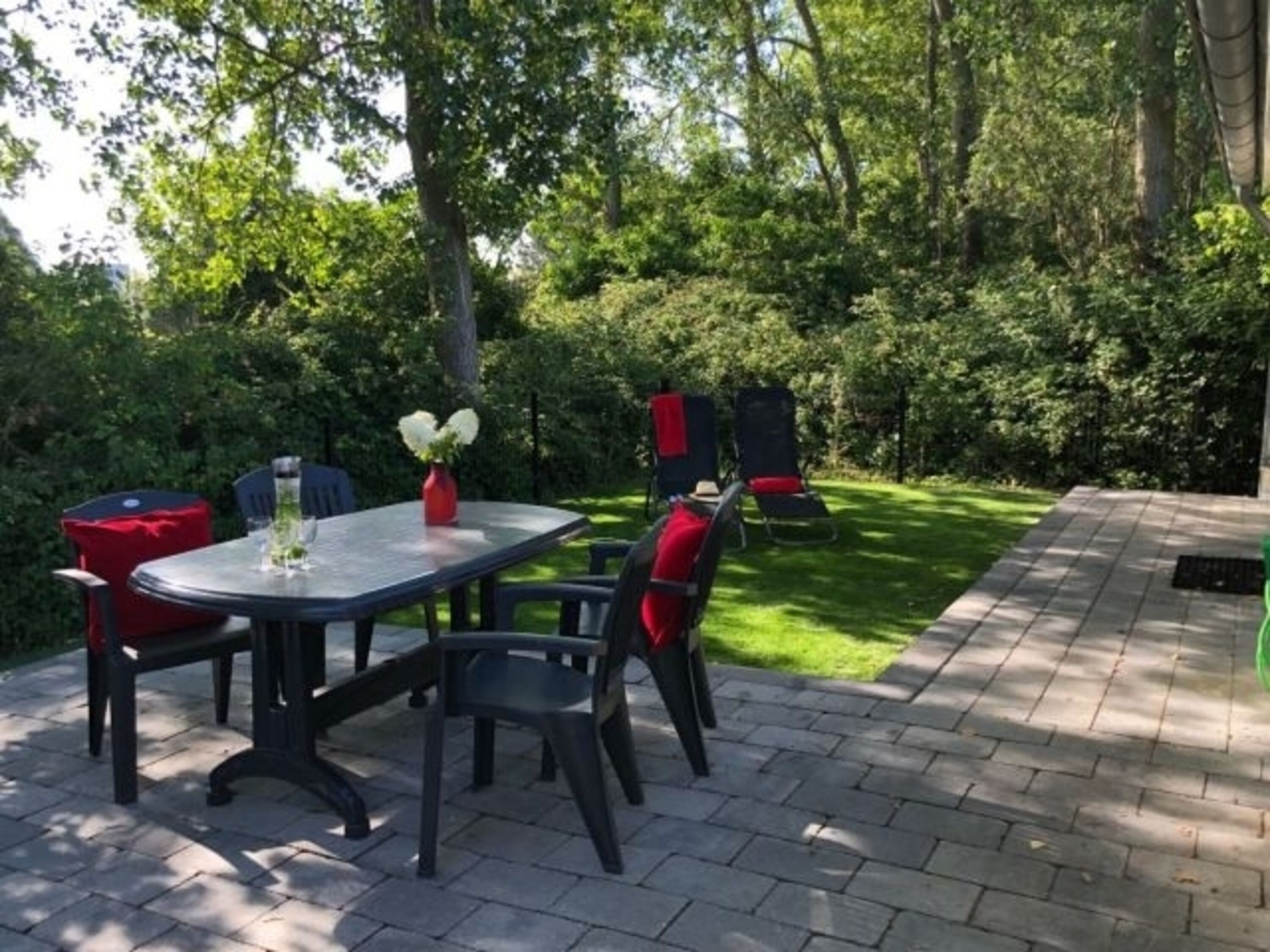 Gartenmöbel und Sonnenliegen sind vorhanden.