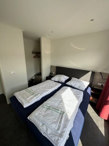 Der Kleiderschrank ist offen zugänglich