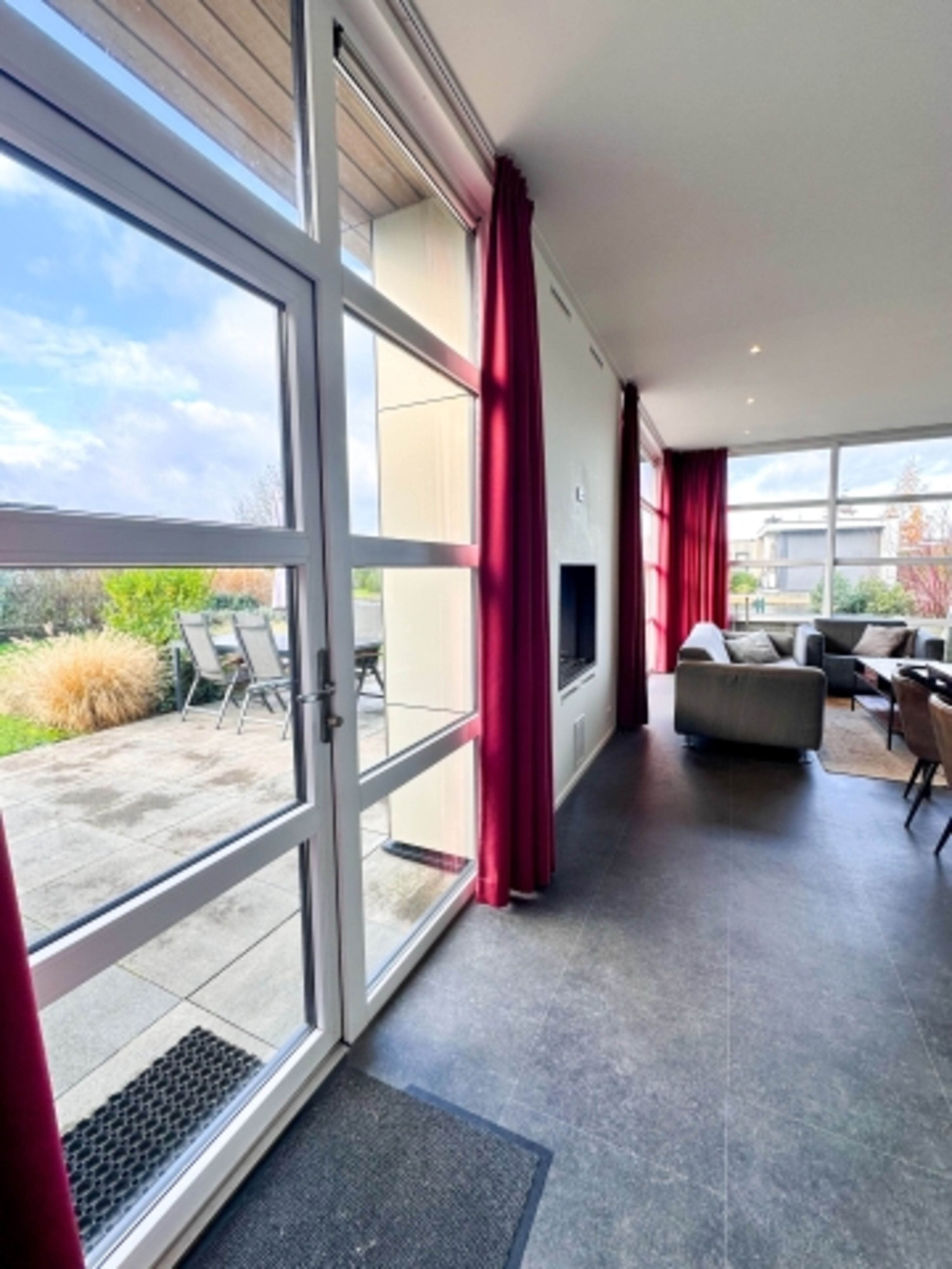 Zugang zur Terrasse und zum Garten