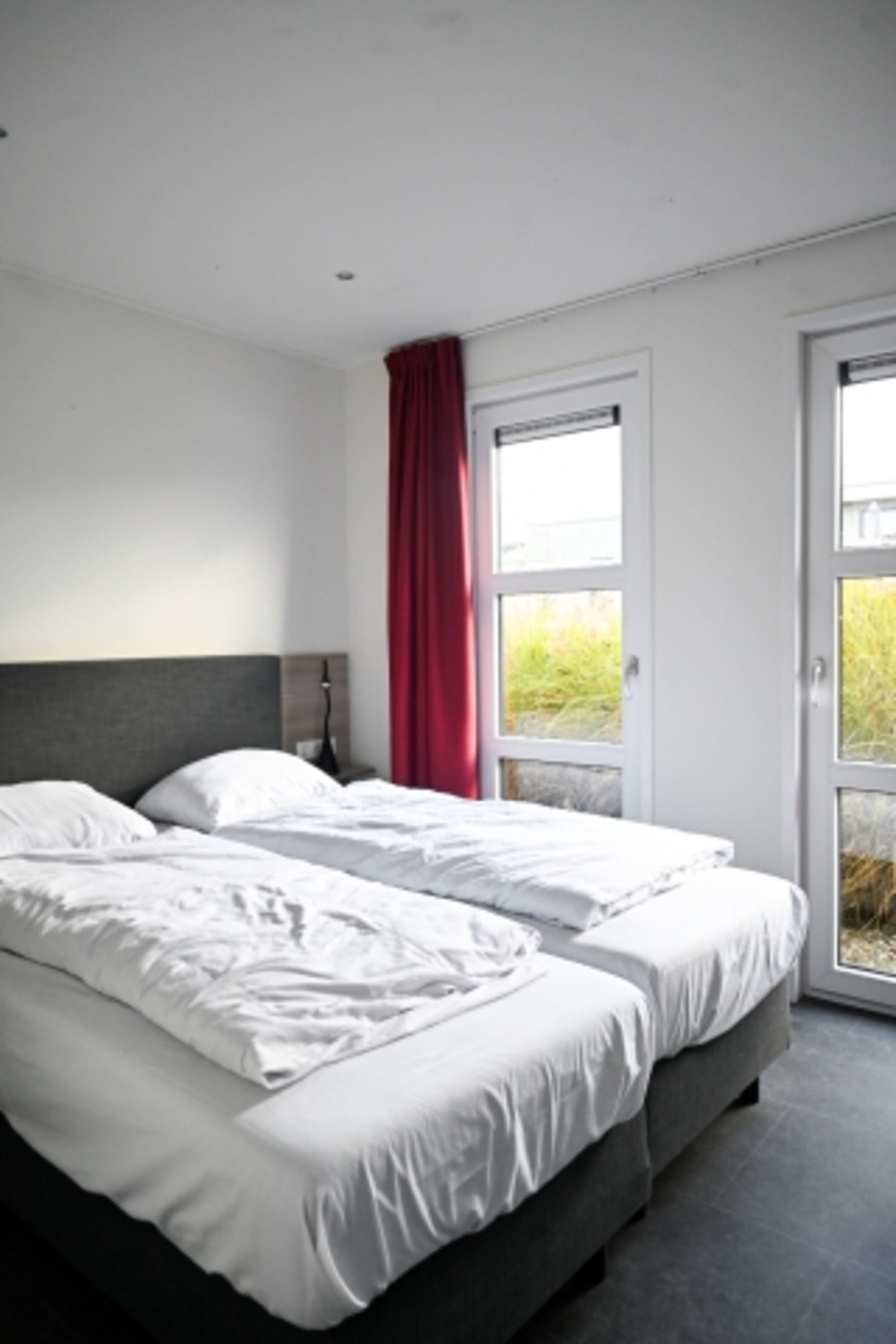 Das Hauptschlafzimmer gewährt einen Blick in's Grüne