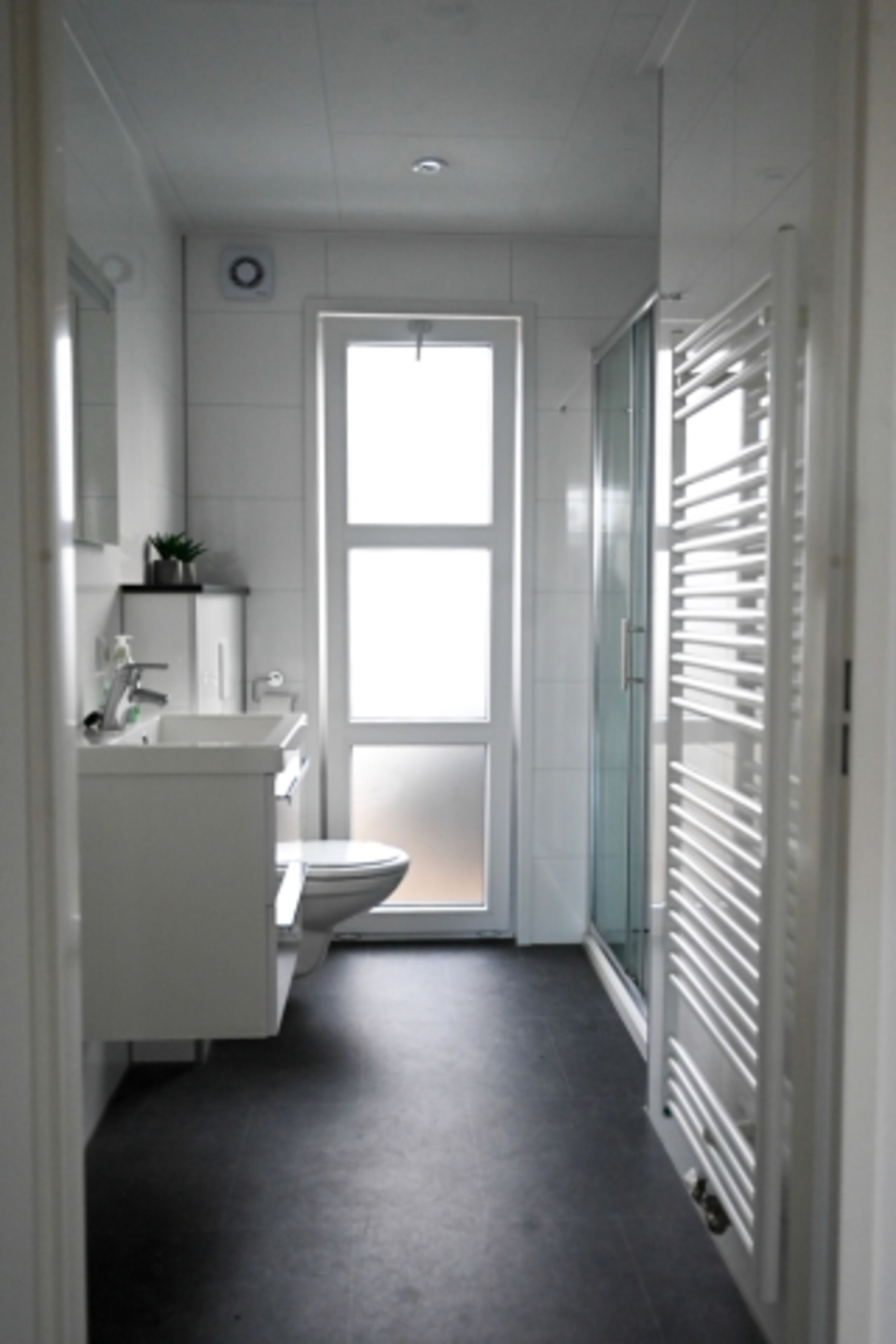 Das Bad ist mit Dusche und Toilette ausgestattet