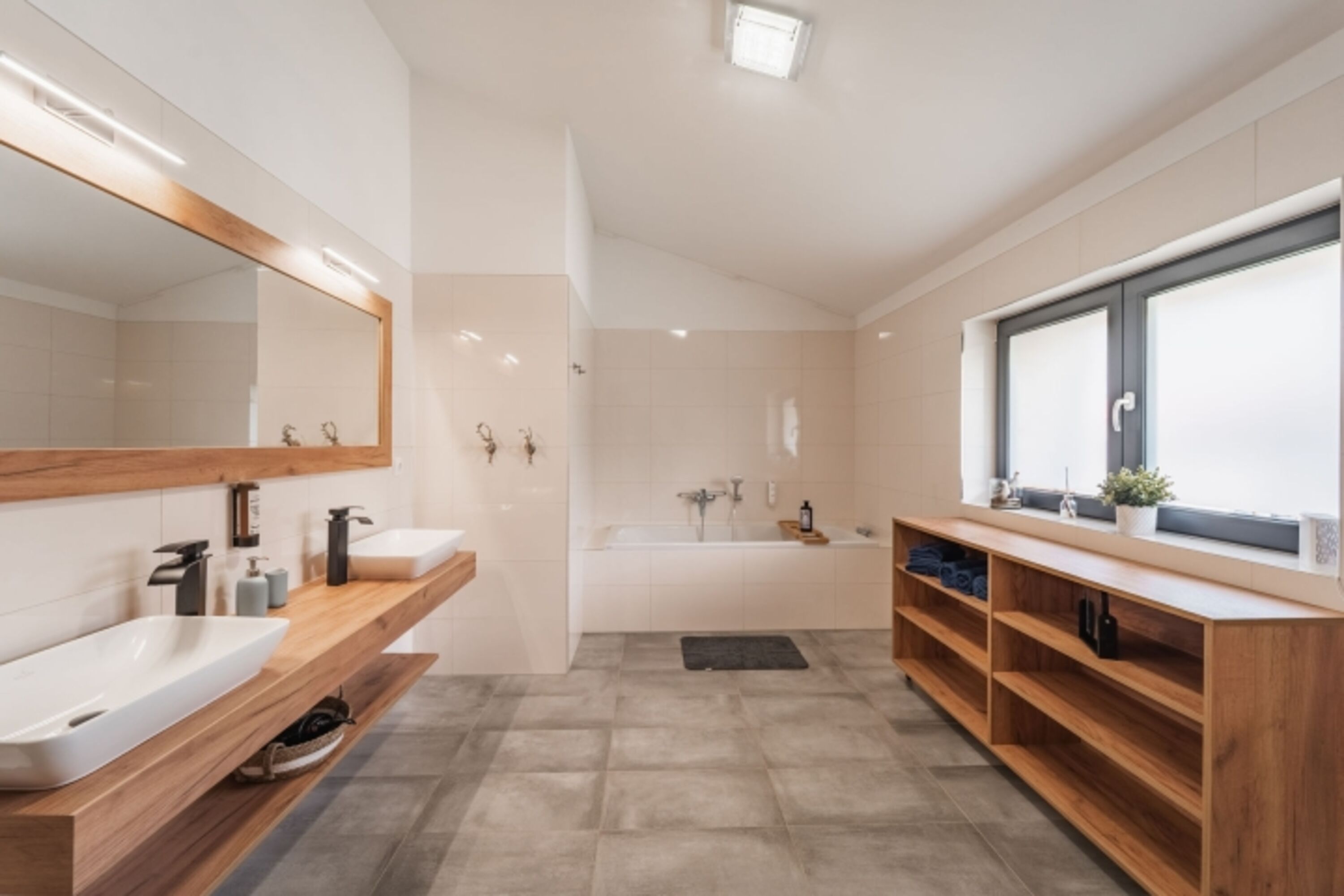 Bad mit Badewanne