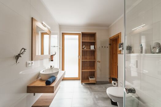 Bad mit Zugang zur Sauna