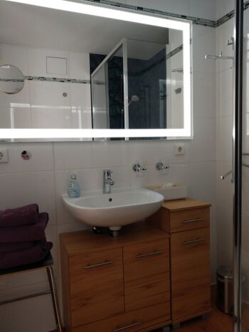 Waschbecken mit Spiegel