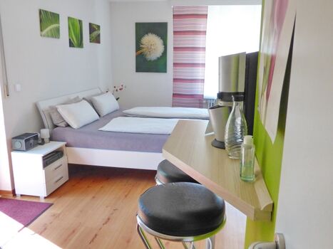 Blick von der der Nasszelle zum Wohnraum