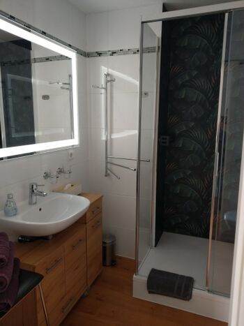 Dusche und Waschbecken