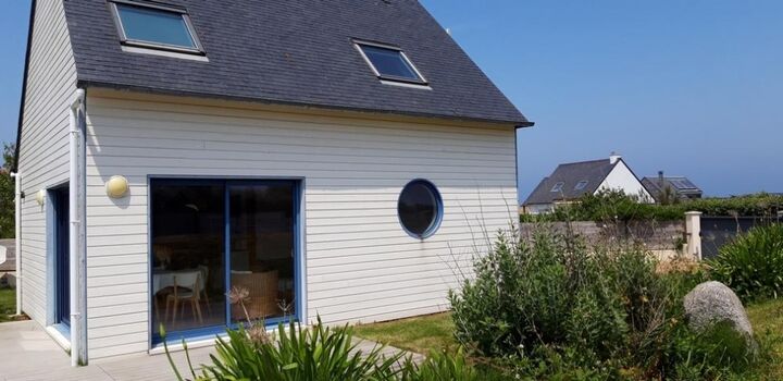 Das Haus mit seinen Süden eingezäunten Garten