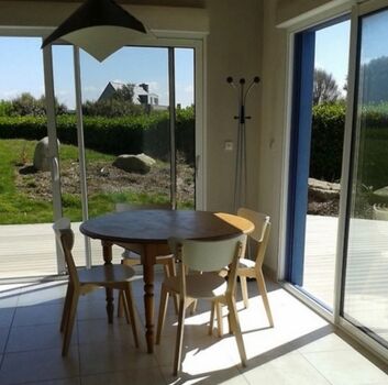 Wohzimmer mit direktem Zugang zu 2 Terrassen.