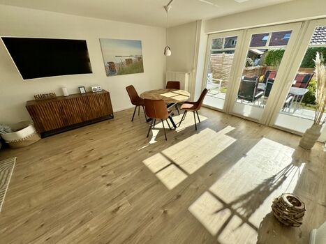 Wohnzimmer (Smart-TV in alle Richtungen schwenkbar)