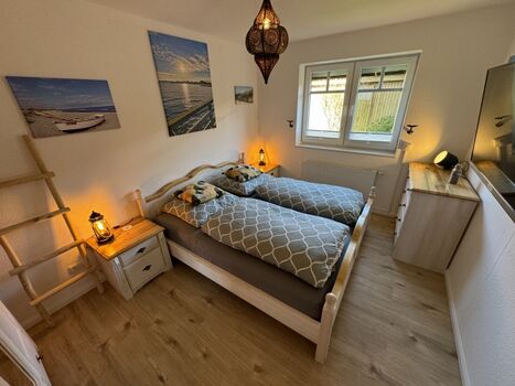 Elternschlafzimmer mit TV