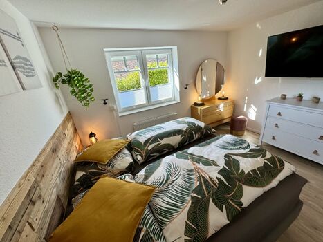 Kinderschlafzimmer mit Boxspringbett und Smart-TV