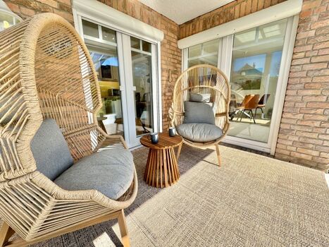 Überdachte Terrasse mit Markise