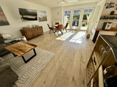 Wohnzimmer mit Weinbar und Smart-TV