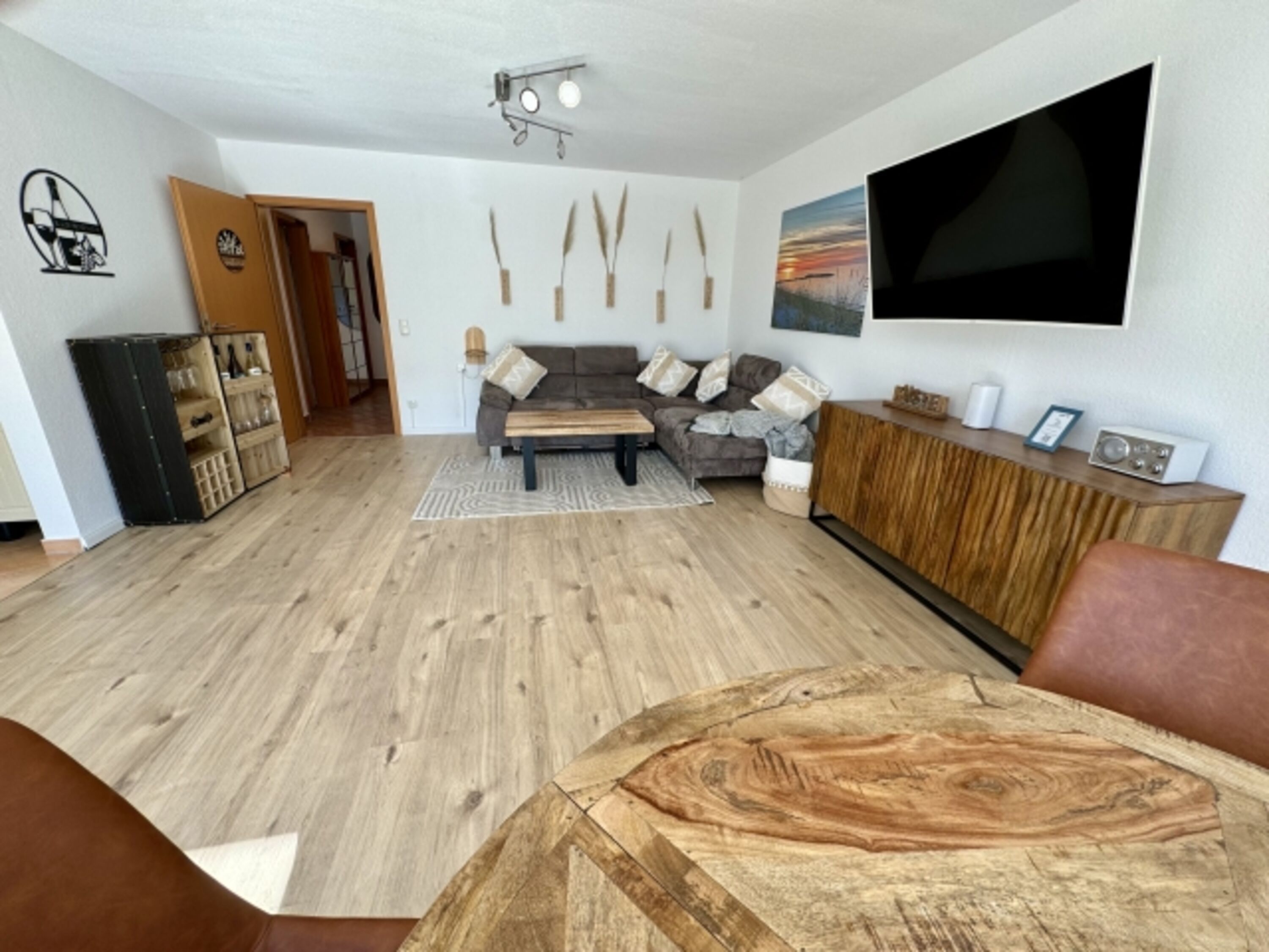 großes Wohnzimmer mit Esstisch