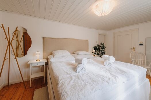 Schlafzimmer mit Doppelbett