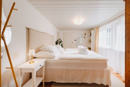 Schlafzimmer mit Doppelbett