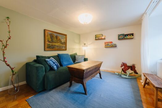 Wohnzimmer mit Schlafsofa und Spiele