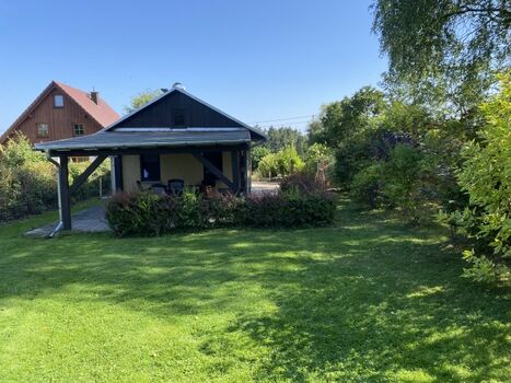 überdachte Terrasse mit Garten