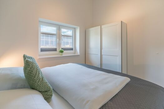 Huus Bodderlicker - Schlafzimmer 2 mit Kleiderschrank 