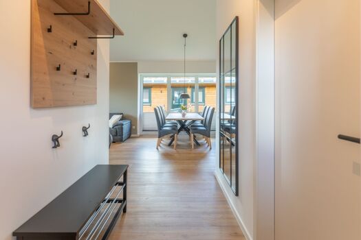 Huus Bodderlicker - Flur mit großem Spiegel 