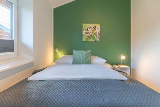 Huus Bodderlicker - Schlafzimmer 1 mit Kleiderschrank 