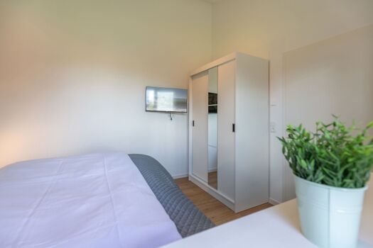 Huus Bodderlicker - Schlafzimmer 1 mit Kleiderschrank 