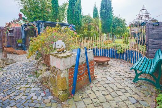 Feuerschale für gemütliche Stunden. Komplett umzäunt.