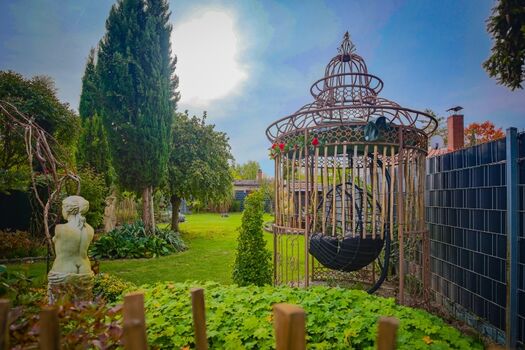 Rosenpavilion im Garten.