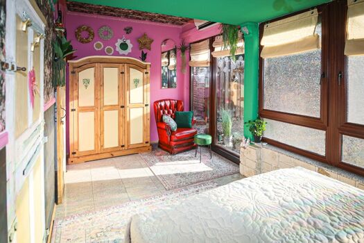 Ebenerdiges Schlafzimmer mit Blick in den Garten.