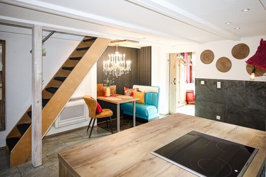 Bitte beachte die steile Treppe ins Obergeschoss.