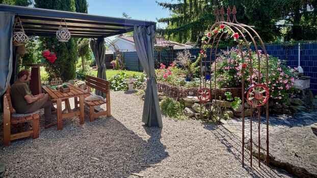 Terrasse mit Pavillion. Grundstück vollständig umzäunt.