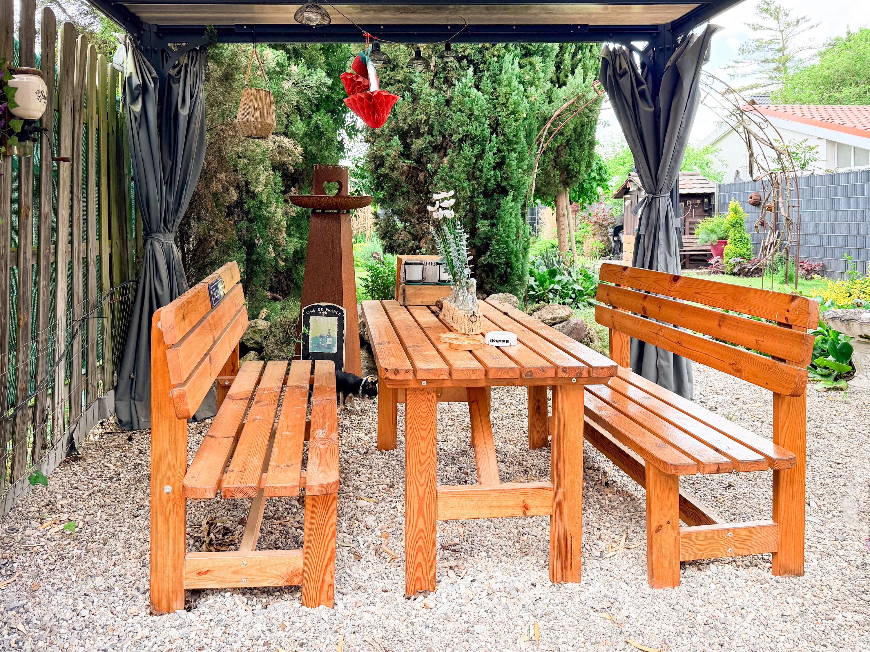Überdachte Terrasse mit Sitzgelegenheiten.