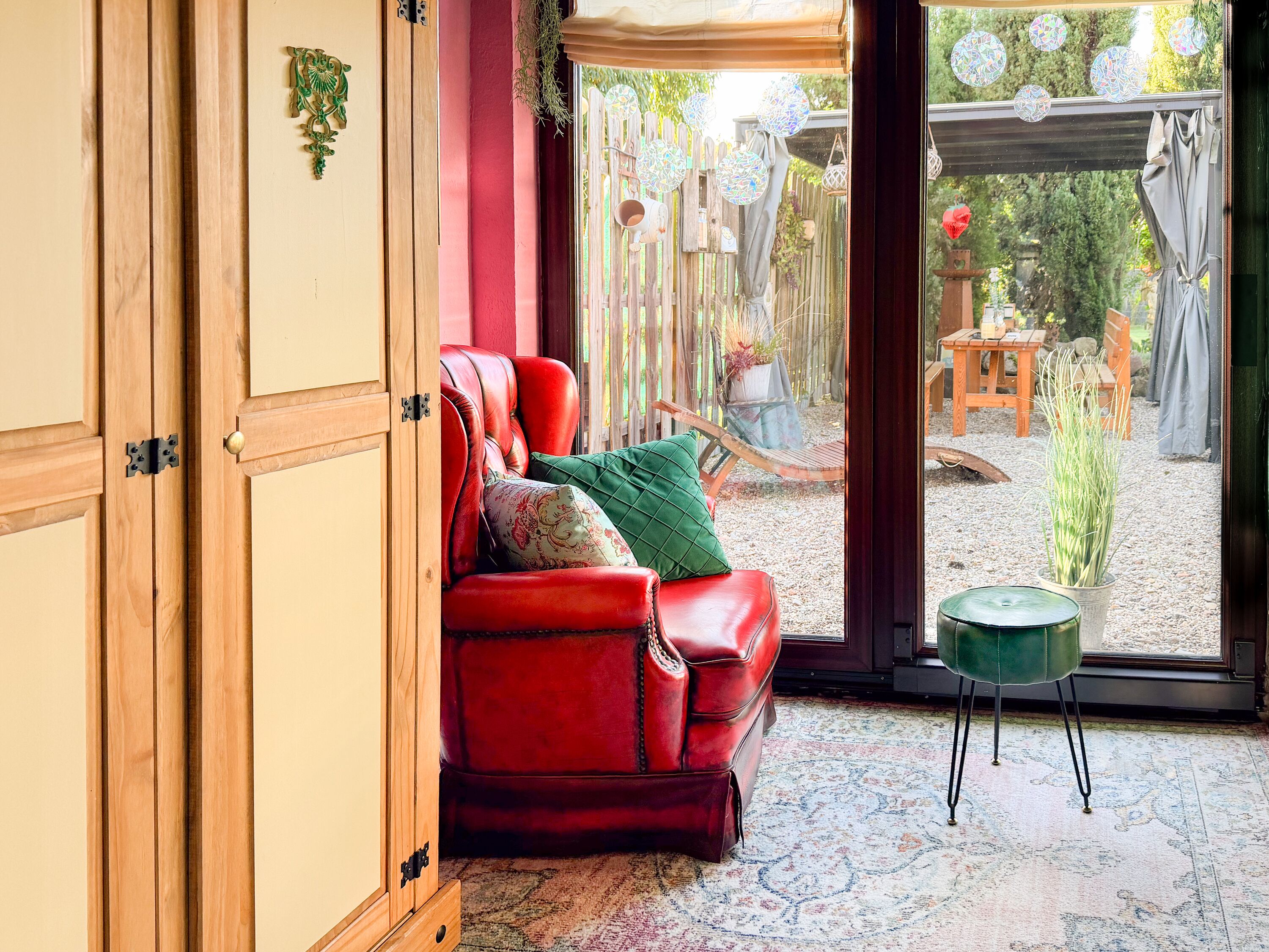 Ebenerdiges Schlafzimmer mit Blick in den Garten. Klimatisiert, elektrischer Rollladen.