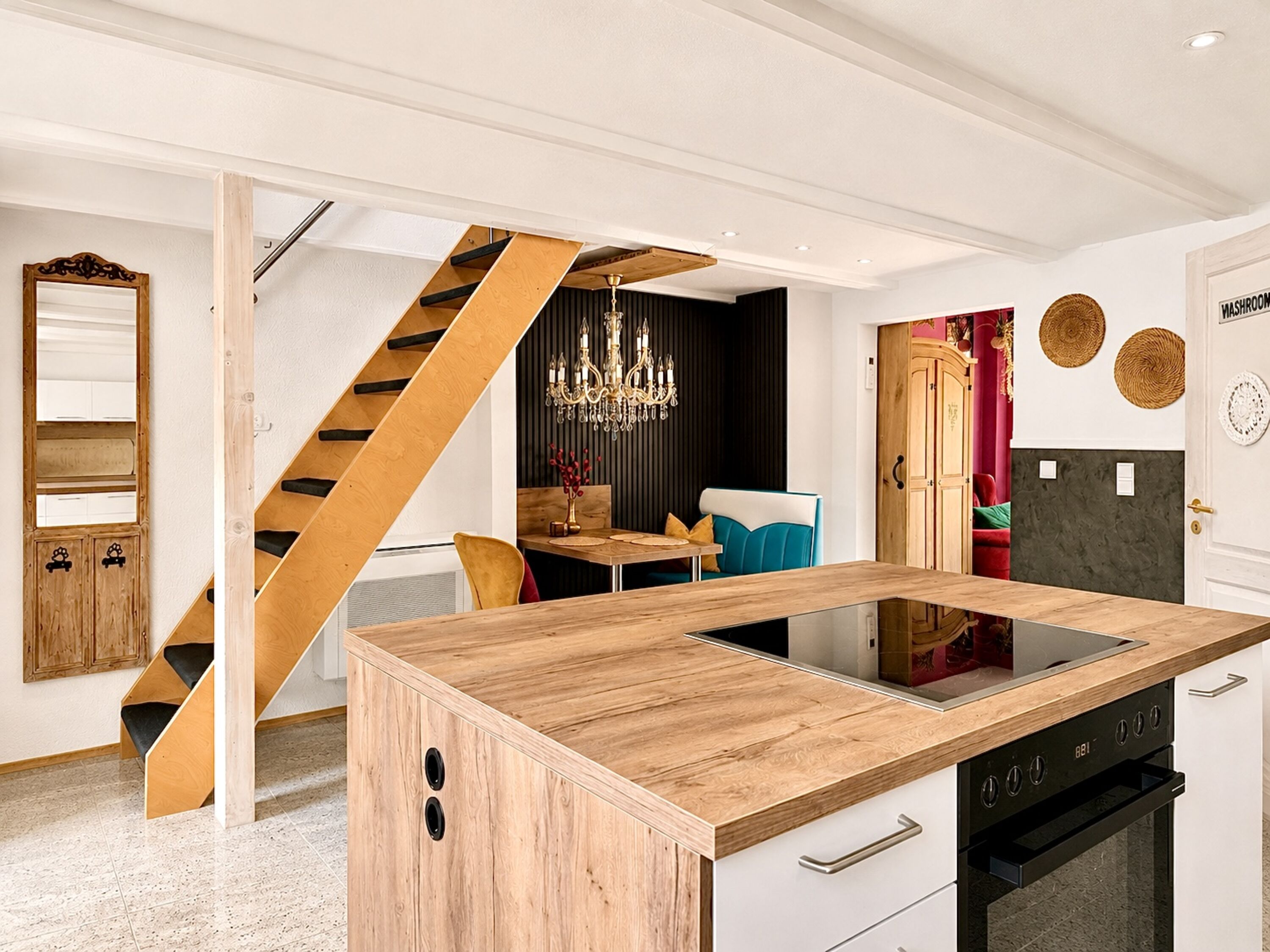 Bitte beachten sie die steile Treppe ins Obergeschoss.