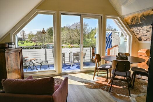 Wohnbereich mit Blick auf den Balkon