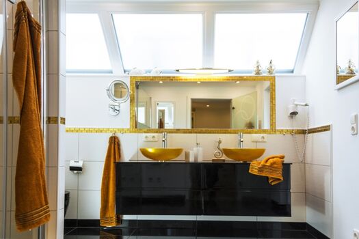 komfortables und große Badezimmer 